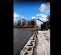 В Суворовском районе мусор после затопления моста скинули в реку