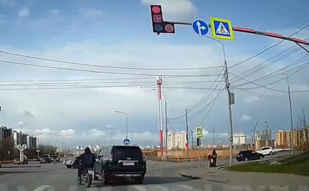 В Туле мотоциклист удивился и рванул за внедорожником на красный