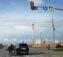 В Туле мотоциклист удивился и рванул за внедорожником на красный