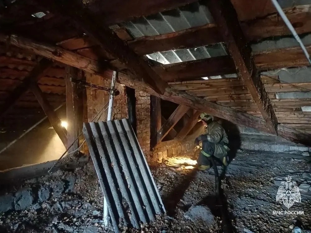 Огнеборцы спасли человека при пожаре в поселке Дубовка  Узловского района