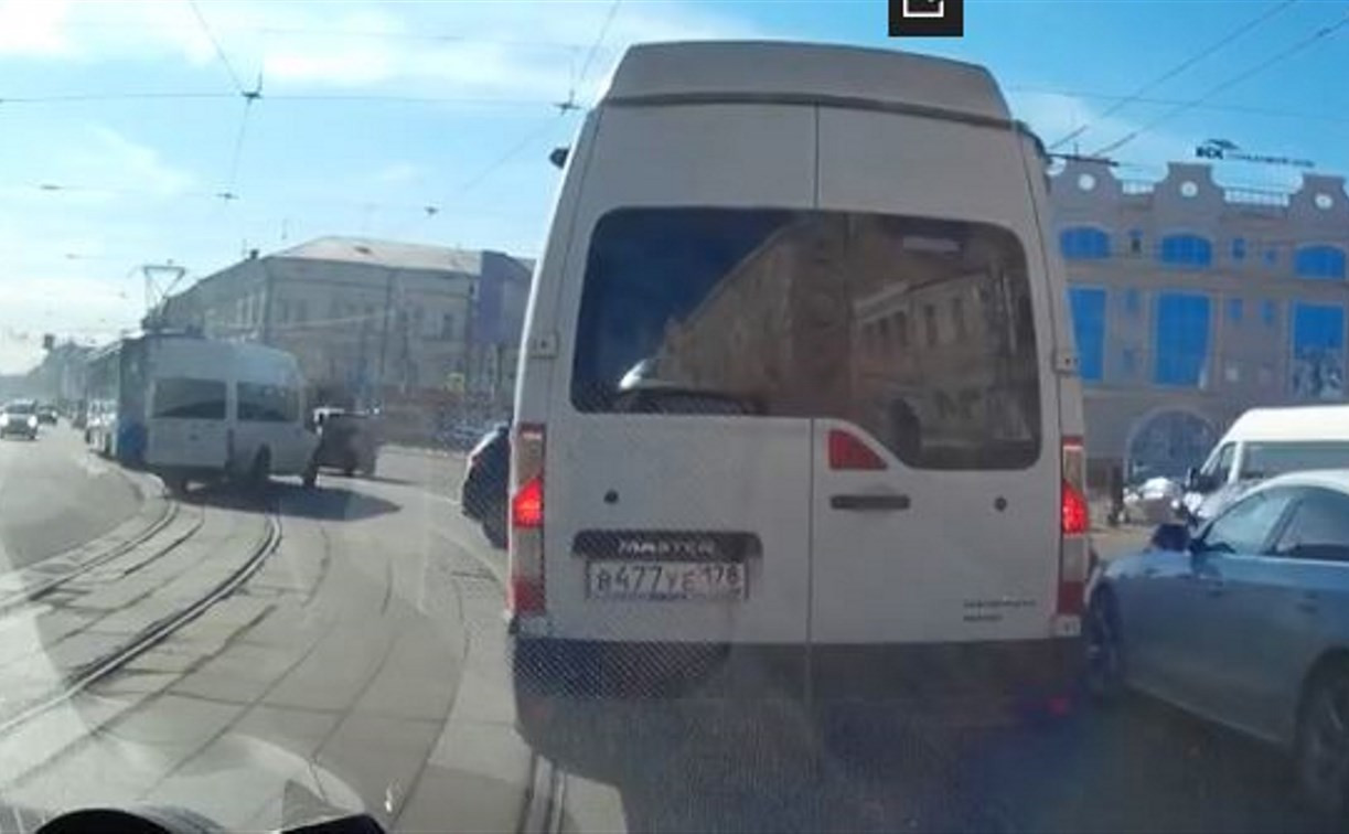В Туле водитель маршрутки объехал пробку по встречке: видео