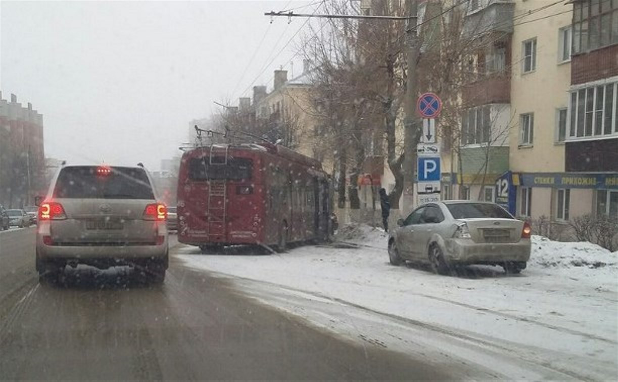 На Дмитрия Ульянова троллейбус врезался в припаркованный Ford