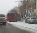 На Дмитрия Ульянова троллейбус врезался в припаркованный Ford