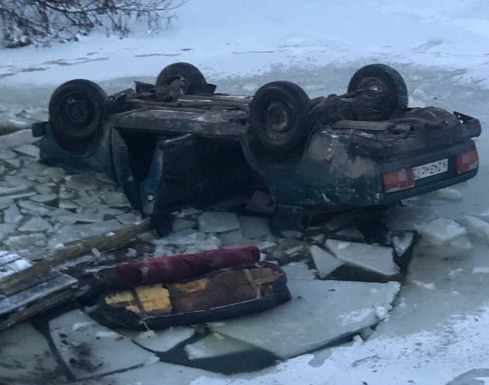 В Каменском районе нашли тело водителя ВАЗа, улетевшего в водоем 