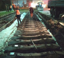 Рабочие перекладывают трамвайные пути на Павшинском мосту в Туле ночью