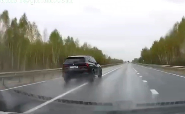 Под Тулой водителя BMW не испугали дождь и дорожная разметка