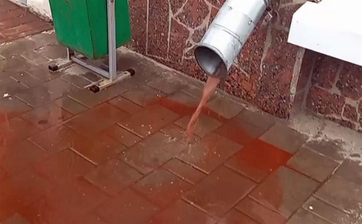 В центре Тулы из водостока потекла «кровавая вода»: видео