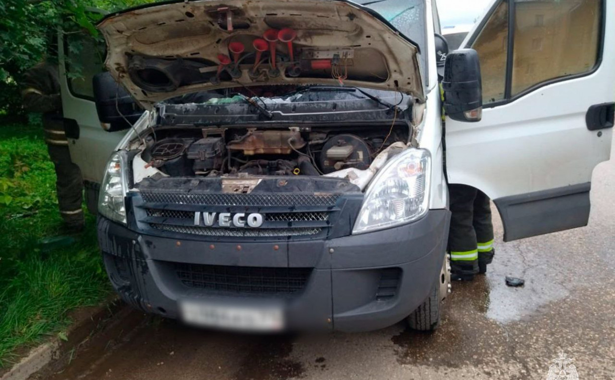В Новомосковске загорелся микроавтобус IVECO