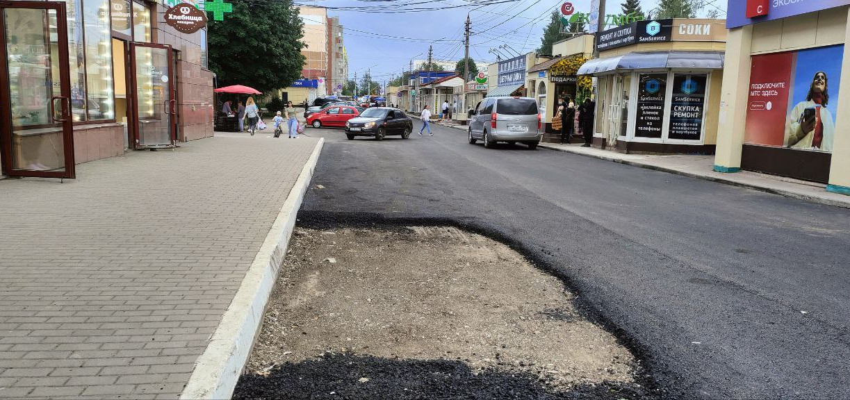 В Туле рабочие положили асфальт вокруг припаркованной машины