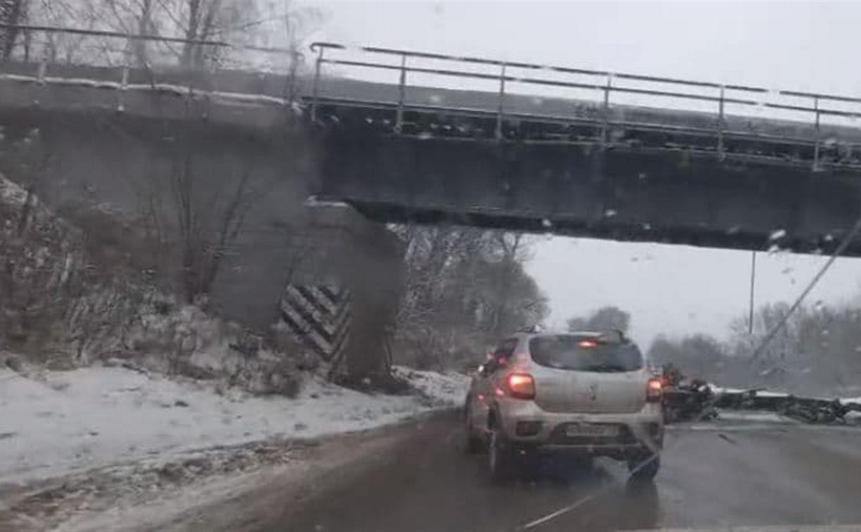 Под Тулой грузовик врезался в мост – не прошел по габаритам