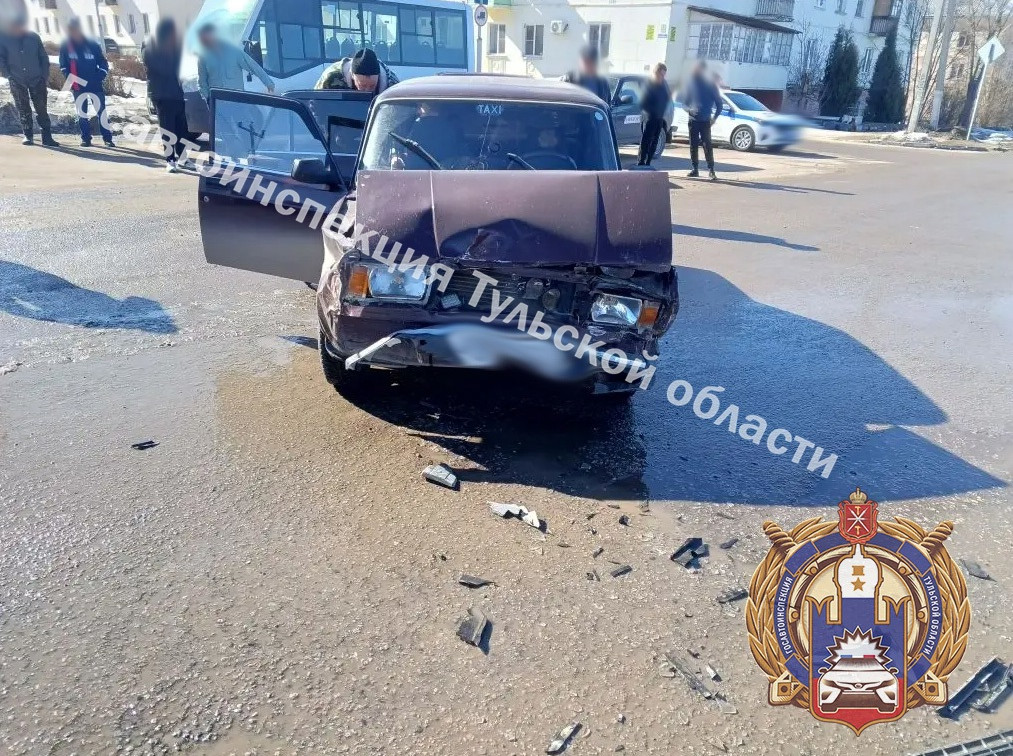 В Суворове водитель на Land Cruiser протаранил на перекрестке ВАЗ