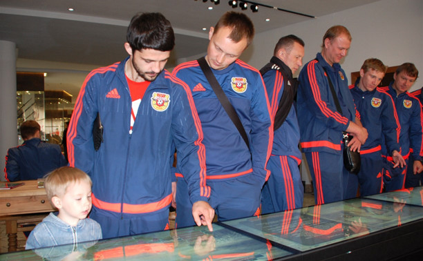 Футболисты «Арсенала» посетили Тульский музей оружия