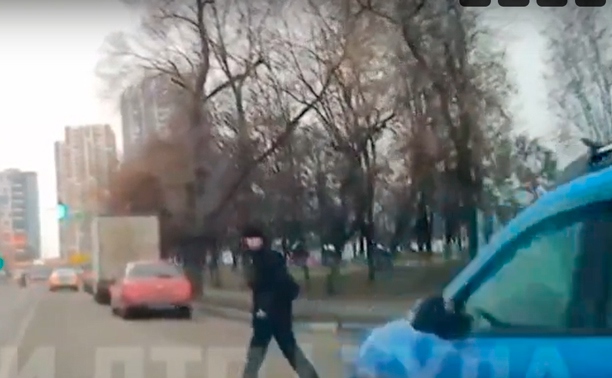 Пешеход выскочил под колеса авто на ул. Староникитской в Туле