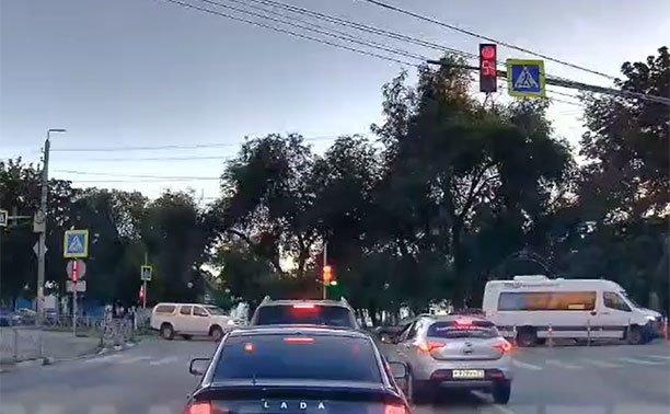 На ул. Кауля водителя не остановили столбики на дороге