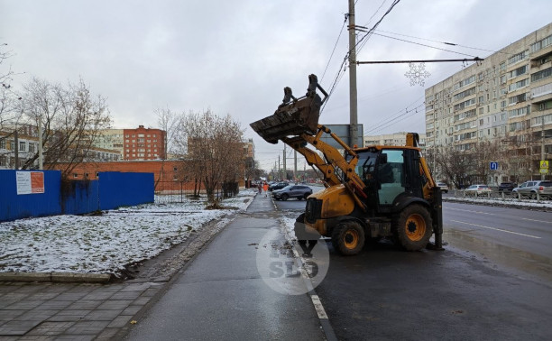 На ул. Ложевой погрузчик «навис» ковшом над тротуаром