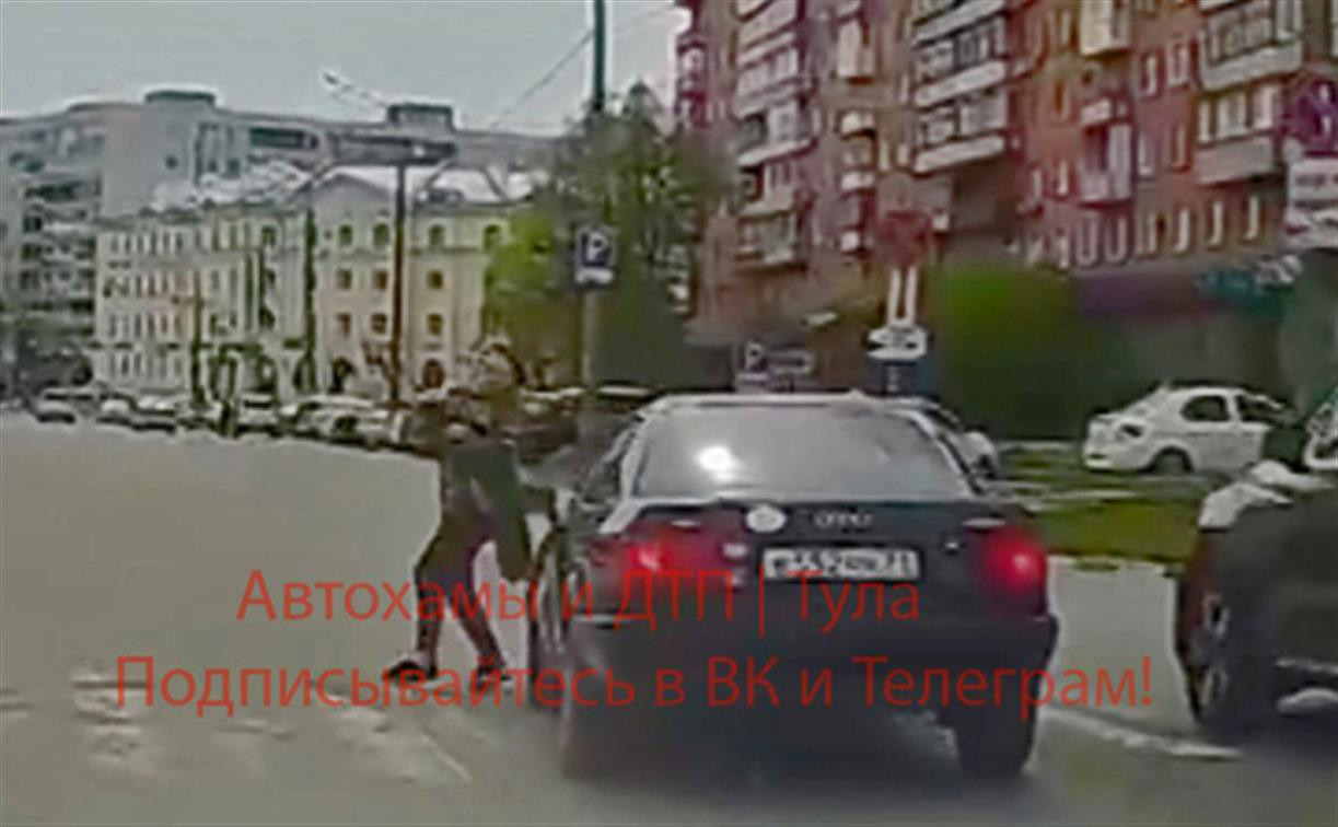В Туле водитель Audi едва не сбил женщину: запись видеорегистратора
