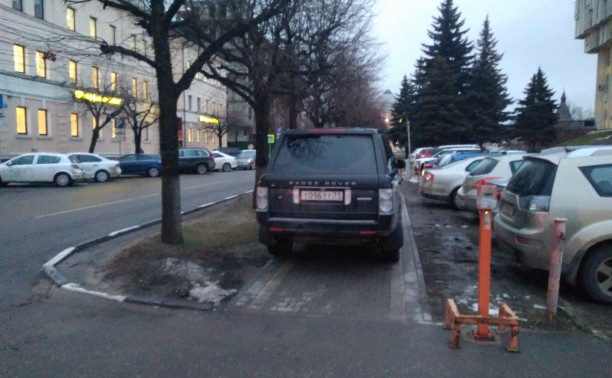 Автохам в Туле: Возле здания правительства Range Rover припарковался на тротуаре