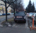 Автохам в Туле: Возле здания правительства Range Rover припарковался на тротуаре
