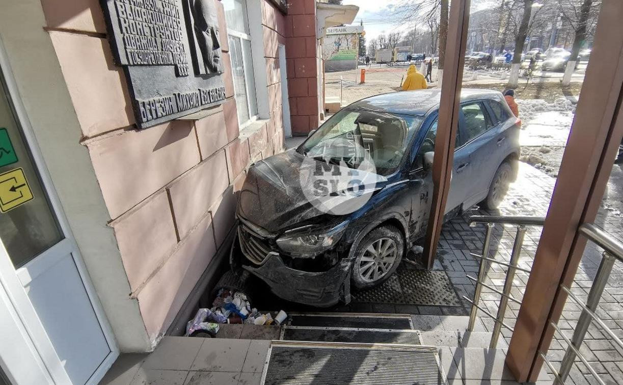 В Туле Mazda влетела в дом: водителю стало плохо, жена уводила машину от остановки