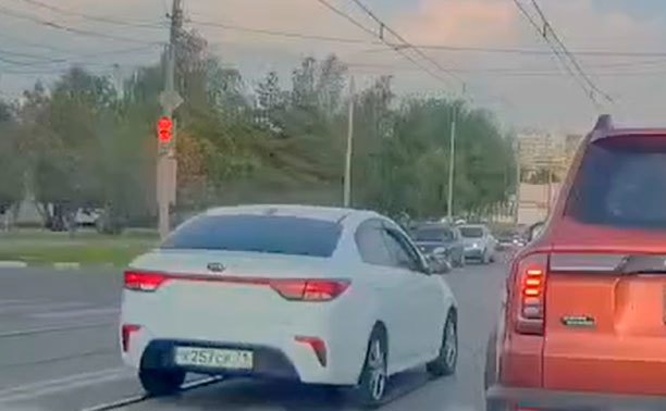 На ул. Демидовская Плотина Kia проехал на «глубоко красный»