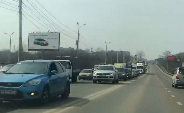 На ул. Рязанской в Туле многокилометровая пробка: видео