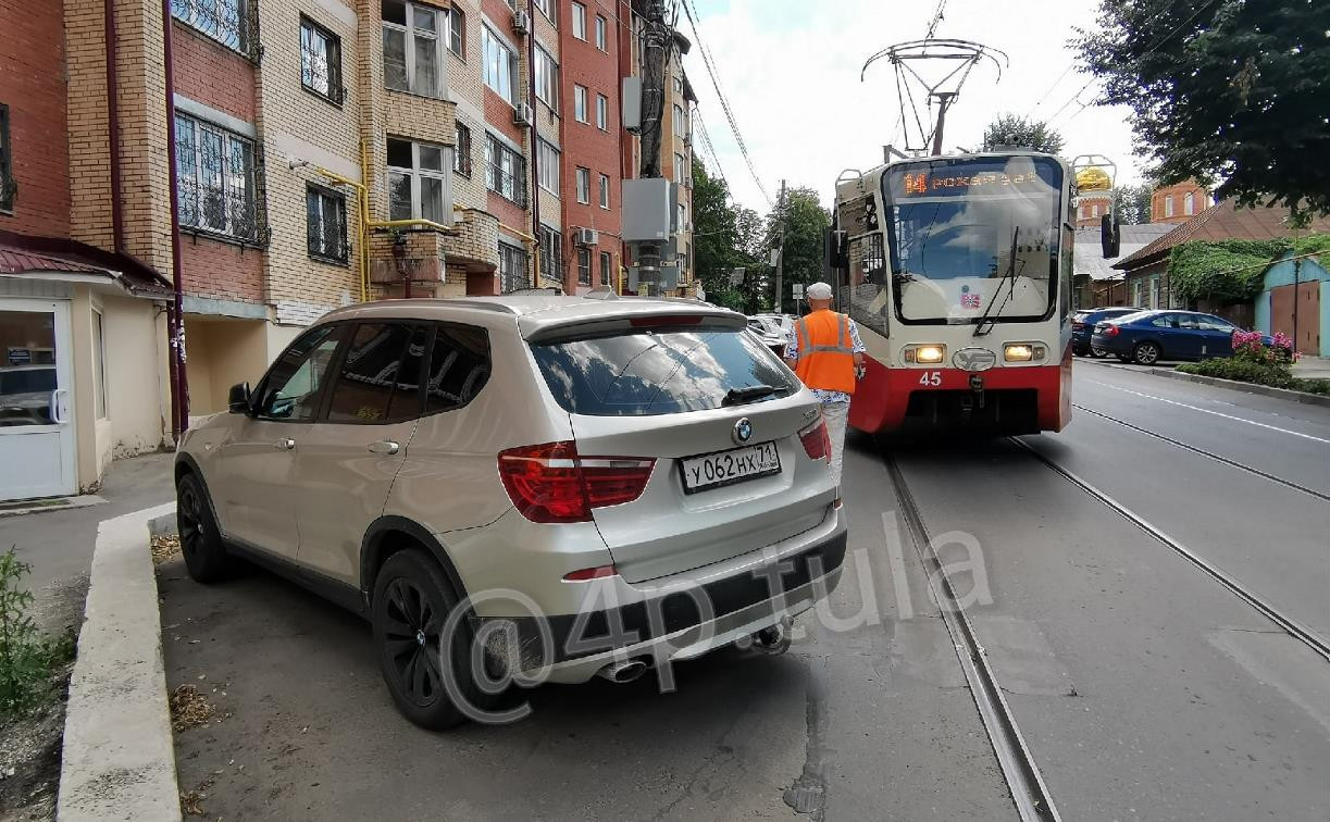 «Накажи автохама»: припаркованный у трамвайных путей BMW перекрыл движение