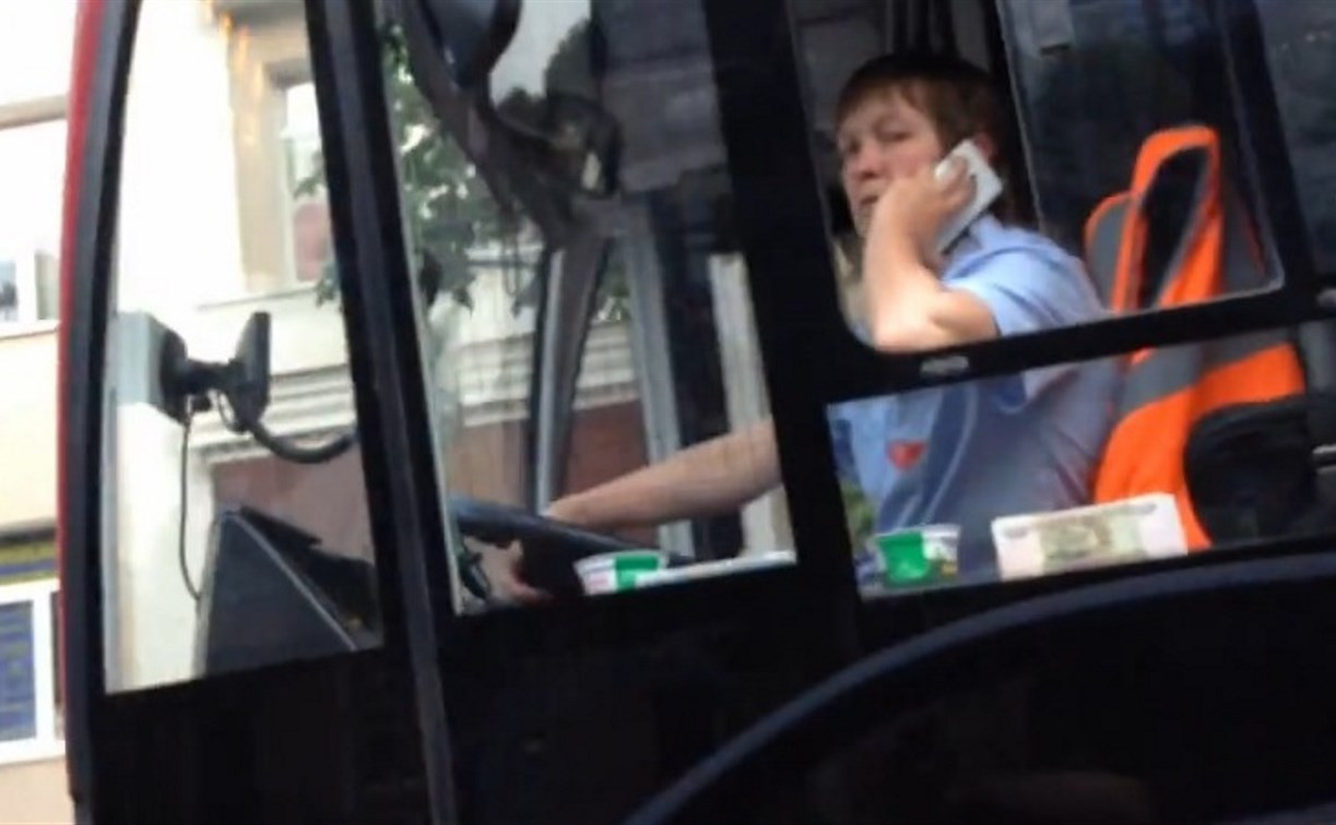 Водитель троллейбуса разговаривает по телефону во время движения: видео
