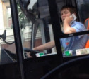 Водитель троллейбуса разговаривает по телефону во время движения: видео