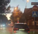 В Туле водитель BMW бросил машину у перекрестка и ушел