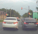 На ул. Кутузова водитель нарушил ПДД, чтобы стартовать первым на зеленый