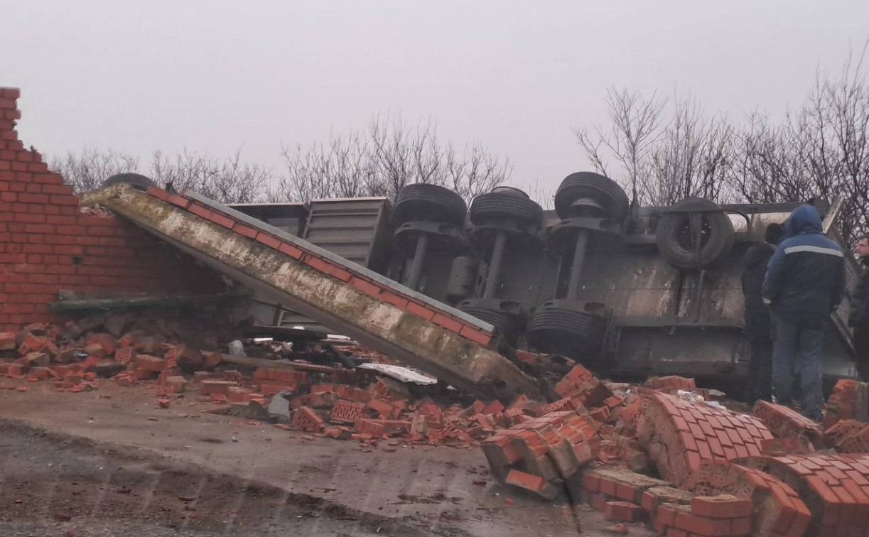 Страшное ДТП в Воловском районе: большегруз снес остановку и улетел в кювет