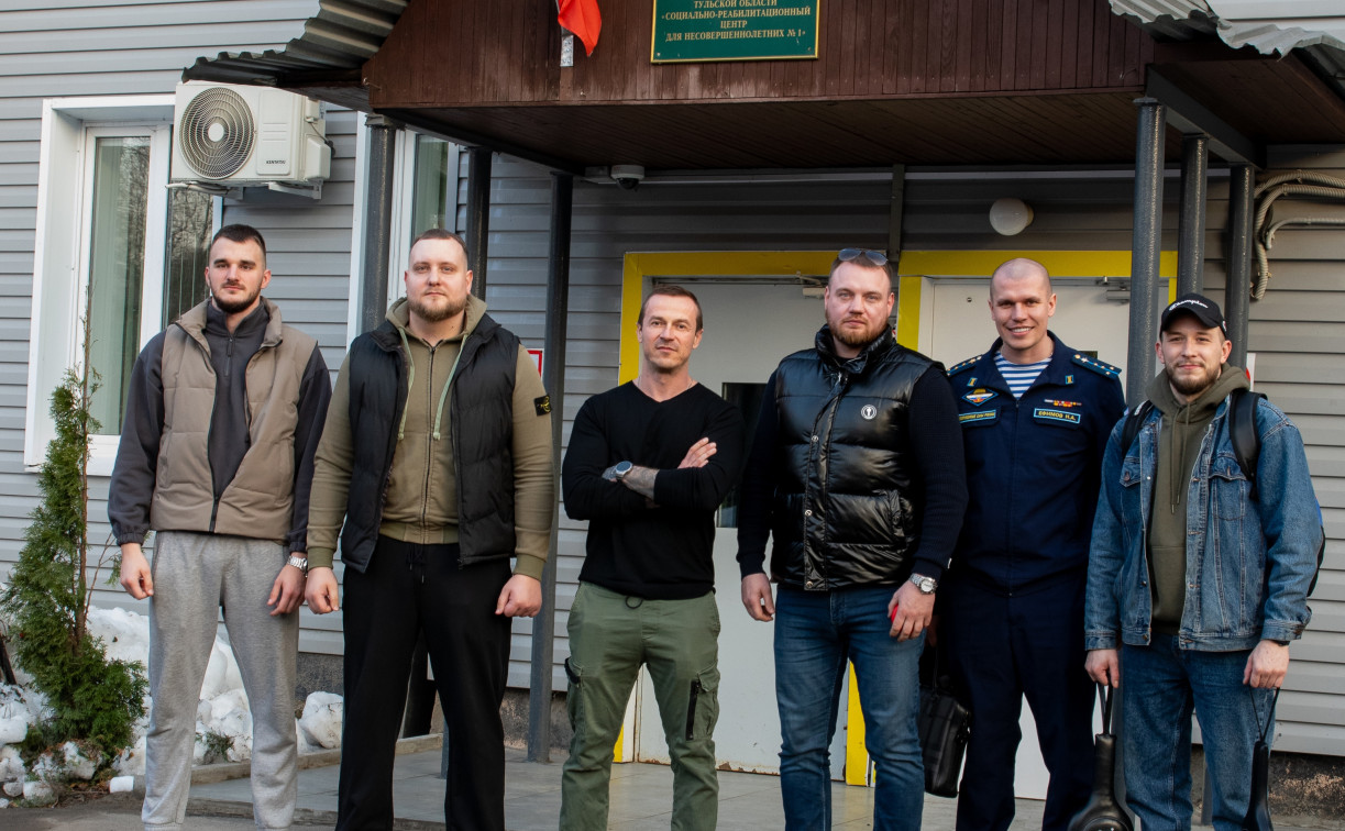 Тульские бойцы ММА устроили праздник для воспитанников социального центра