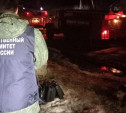 На месте гибели двух мужчин на пожаре в Тульской области работают следователи