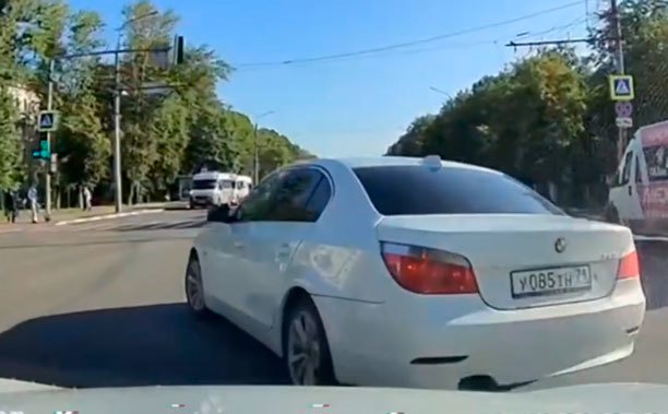 На пр. Ленина водитель BMW едва не устроил аварию на ровном месте
