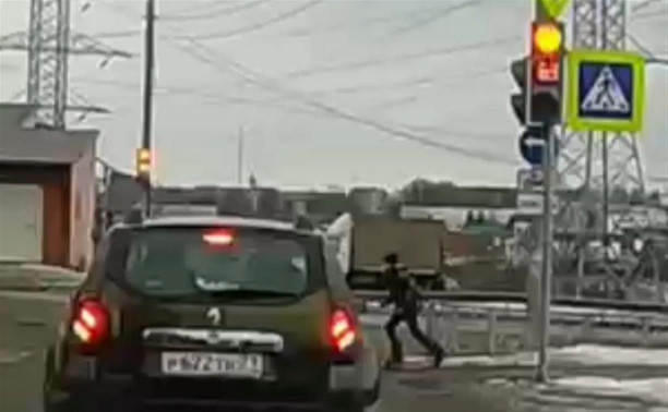 На ул. Бондаренко водитель проехал на «совсем красный», но зато пропустил ребенка