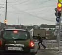 На ул. Бондаренко водитель проехал на «совсем красный», но зато пропустил ребенка
