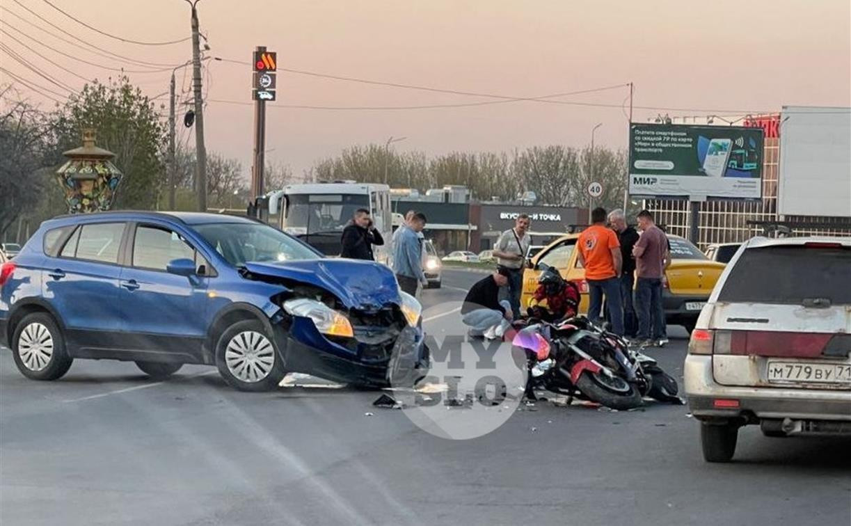 ДТП с мотоциклом и Suzuki на Новомосковском шоссе: разыскиваются очевидцы с видеорегистратором