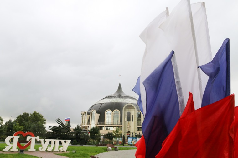 Тулу украсили флаговыми композициями в цветах триколора