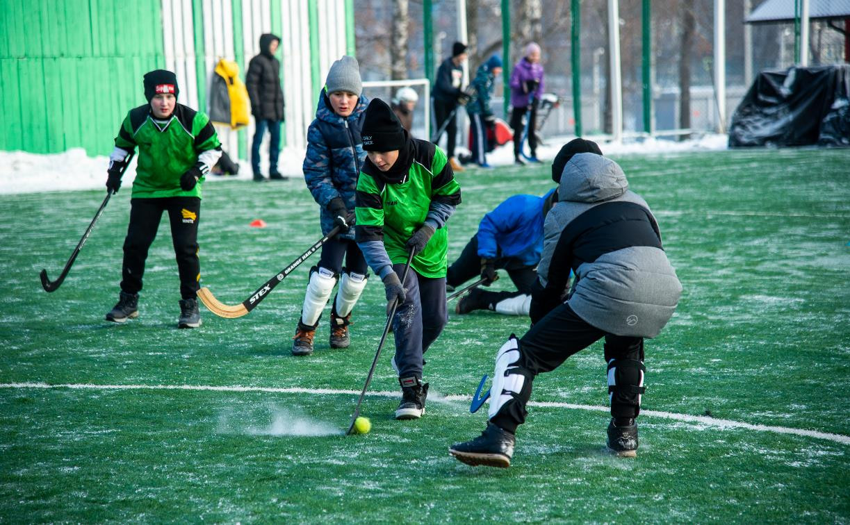 В Туле стартовал турнир по хоккею в валенках среди школьников: фоторепортаж