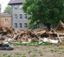 Вместо детской площадки строительный мусор от снесенных сараев больше месяца «украшает» тульский двор
