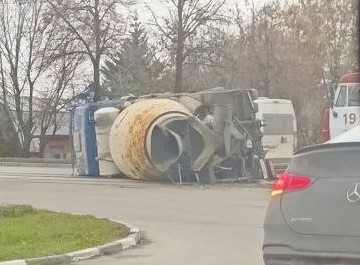 На Пролетарской перевернулась бетономешалка