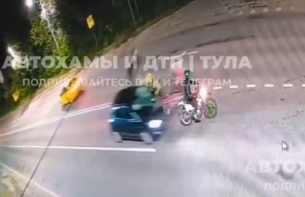В Тульской области водитель Opel сбил трёх подростков на питбайках: видео