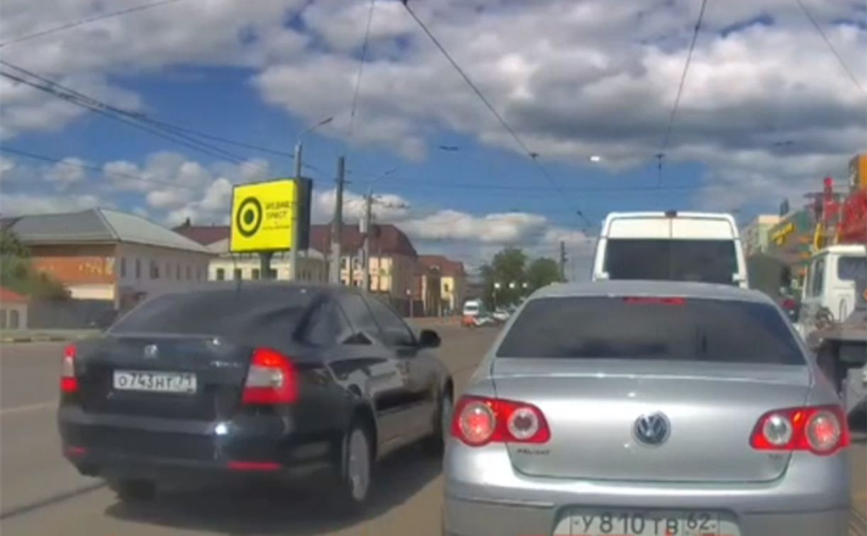 В Туле торопыга на Škoda Octavia пролетел по встречным трамвайным путям