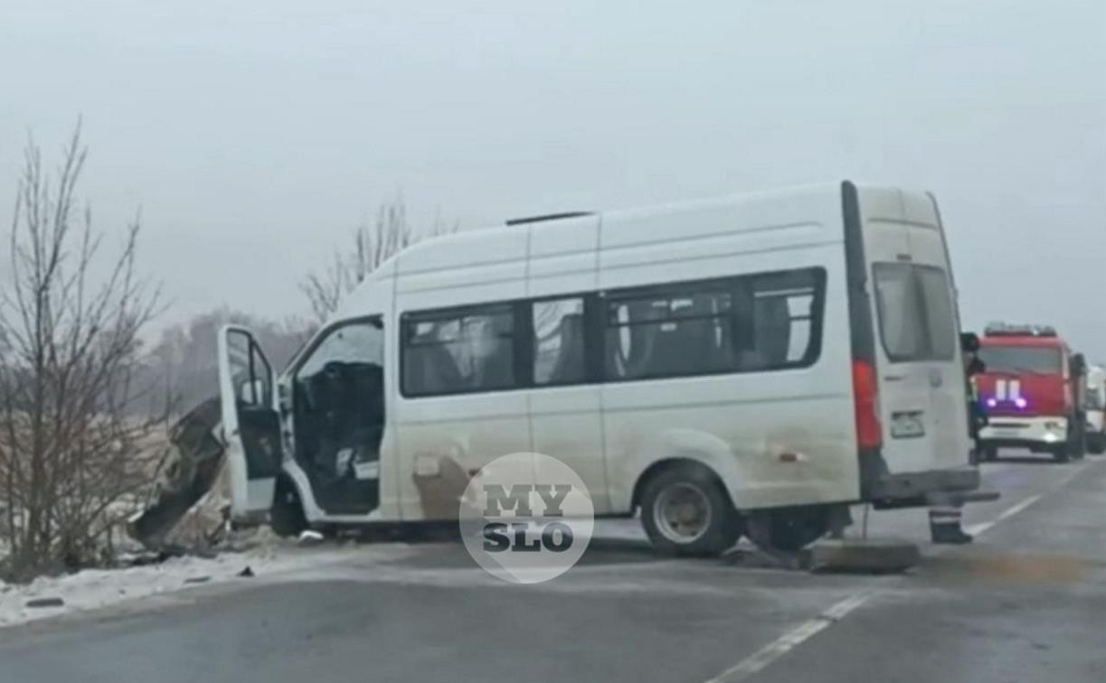 Жесткое ДТП в Тульской области: у микроавтобуса оторвало колесо
