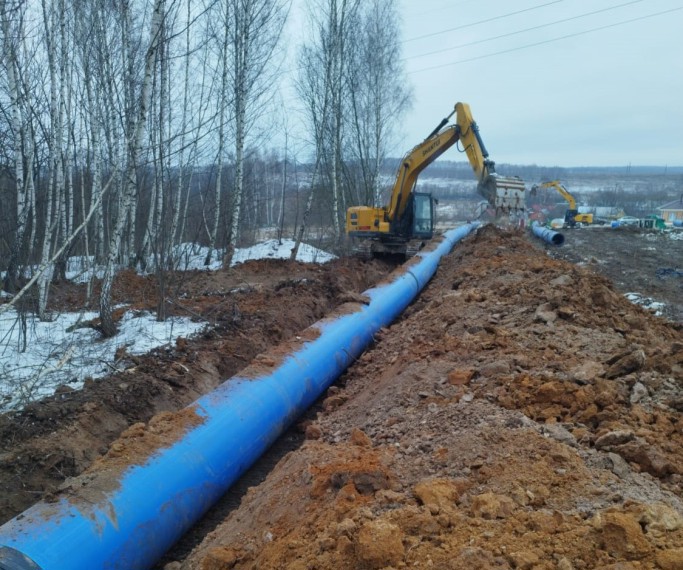 В Заречье перекладывают магистральный водовод