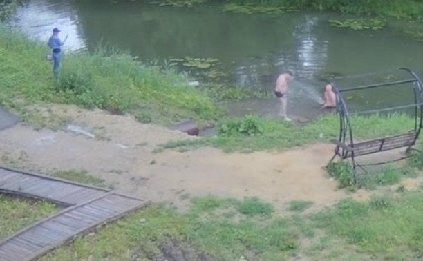 Купаясь в реке, вандалы сломали плавающий фонтан в Баташевском саду Тулы