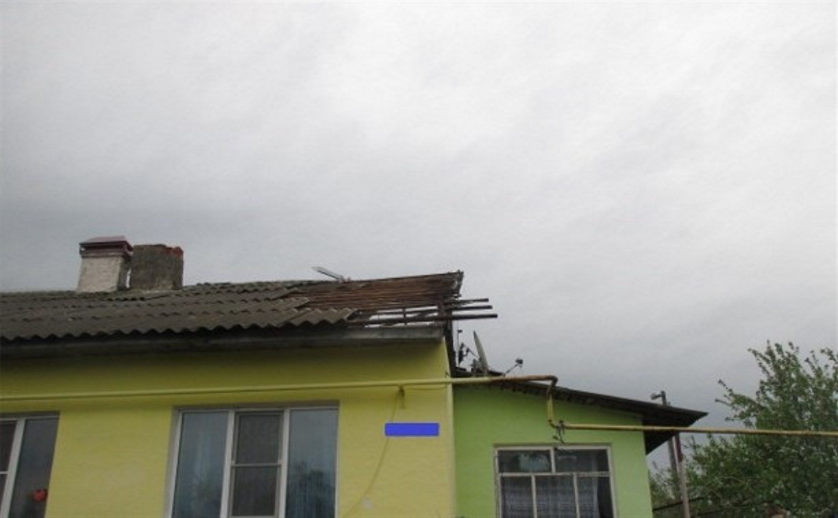 В Узловском районе ветер сорвал кровлю с трёх домов