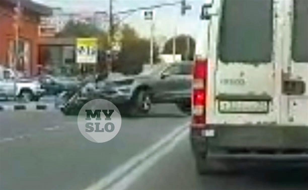Видеорегистратор снял момент жесткого столкновения Mercedes, Volkswagen и маршрутки в Туле