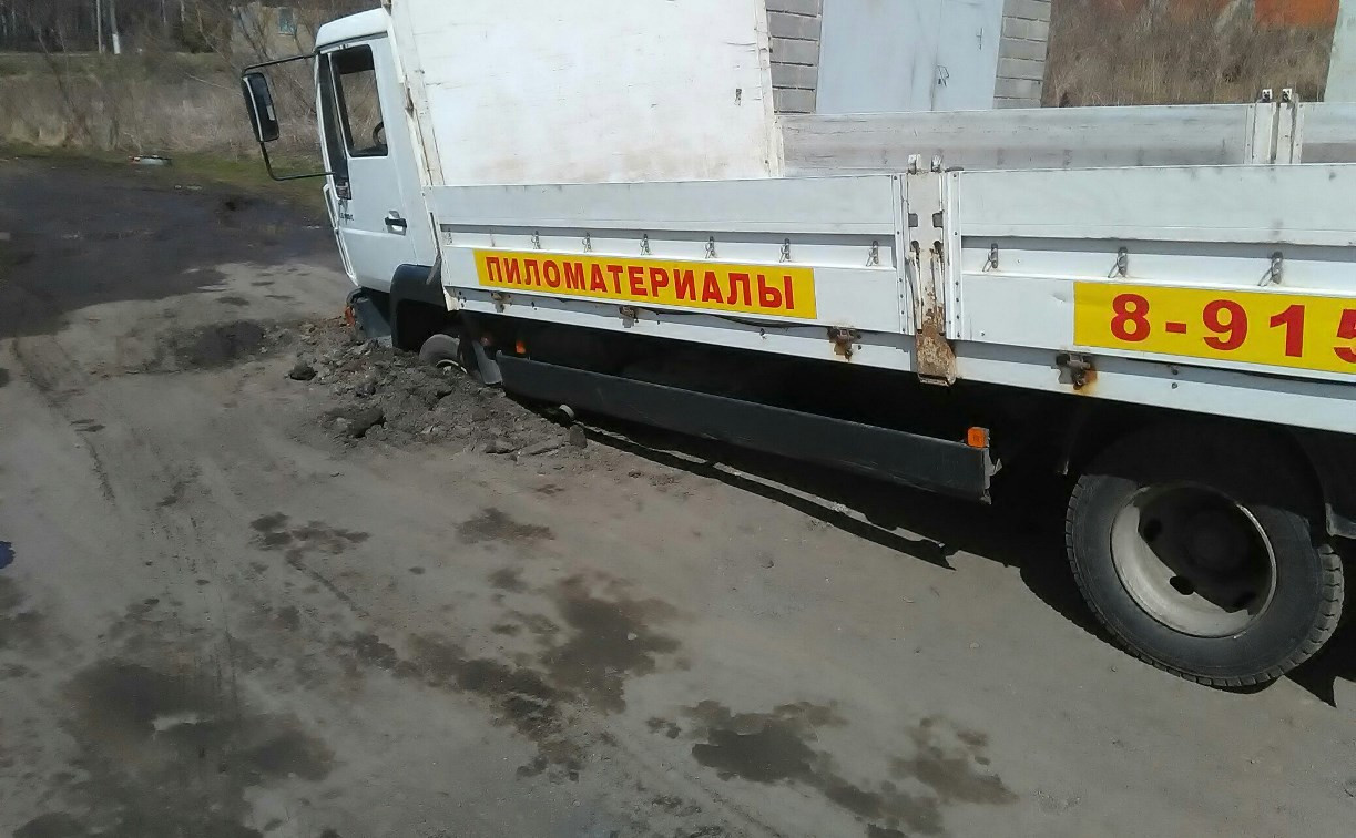 В Богородицке на грунтовой дороге провалился грузовик 