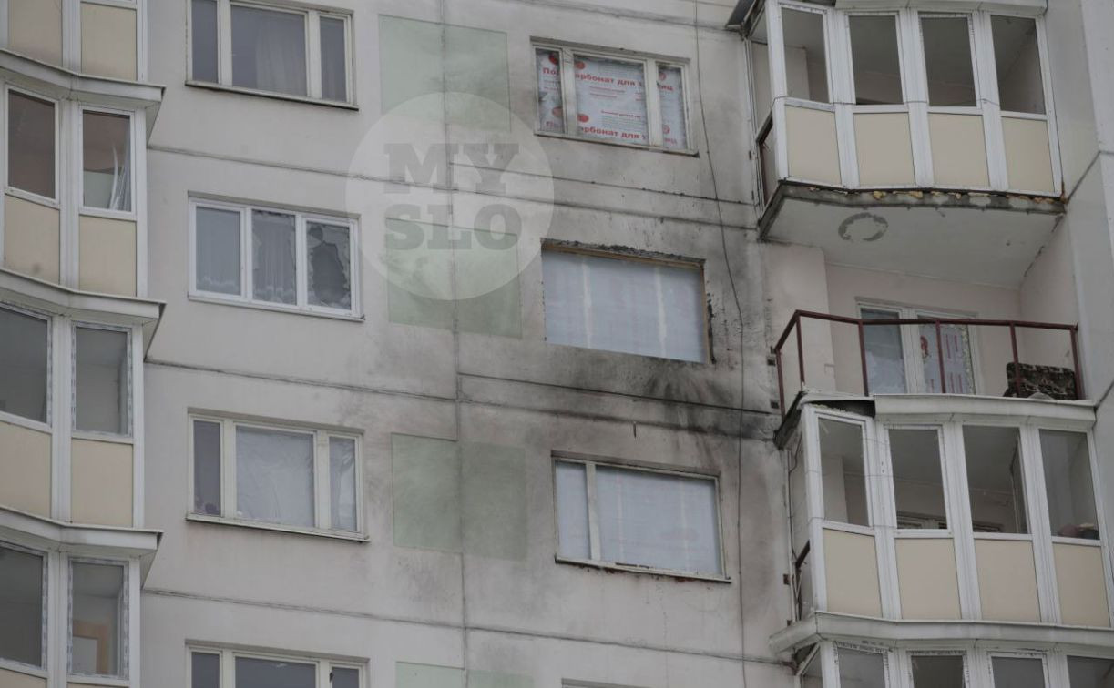 Беспилотник врезался в многоэтажку: выбитые взрывом окна закрыли поликарбонатом